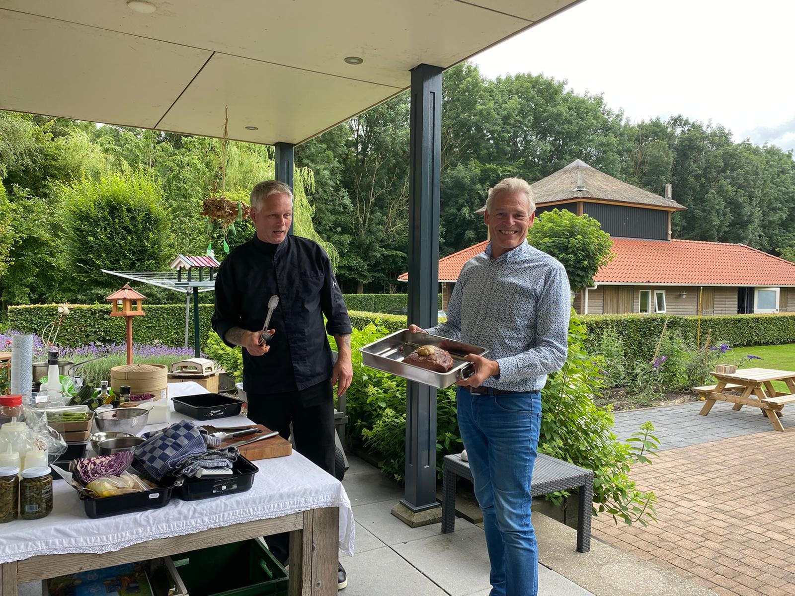 de barbecue aan, Gerrit in z'n element