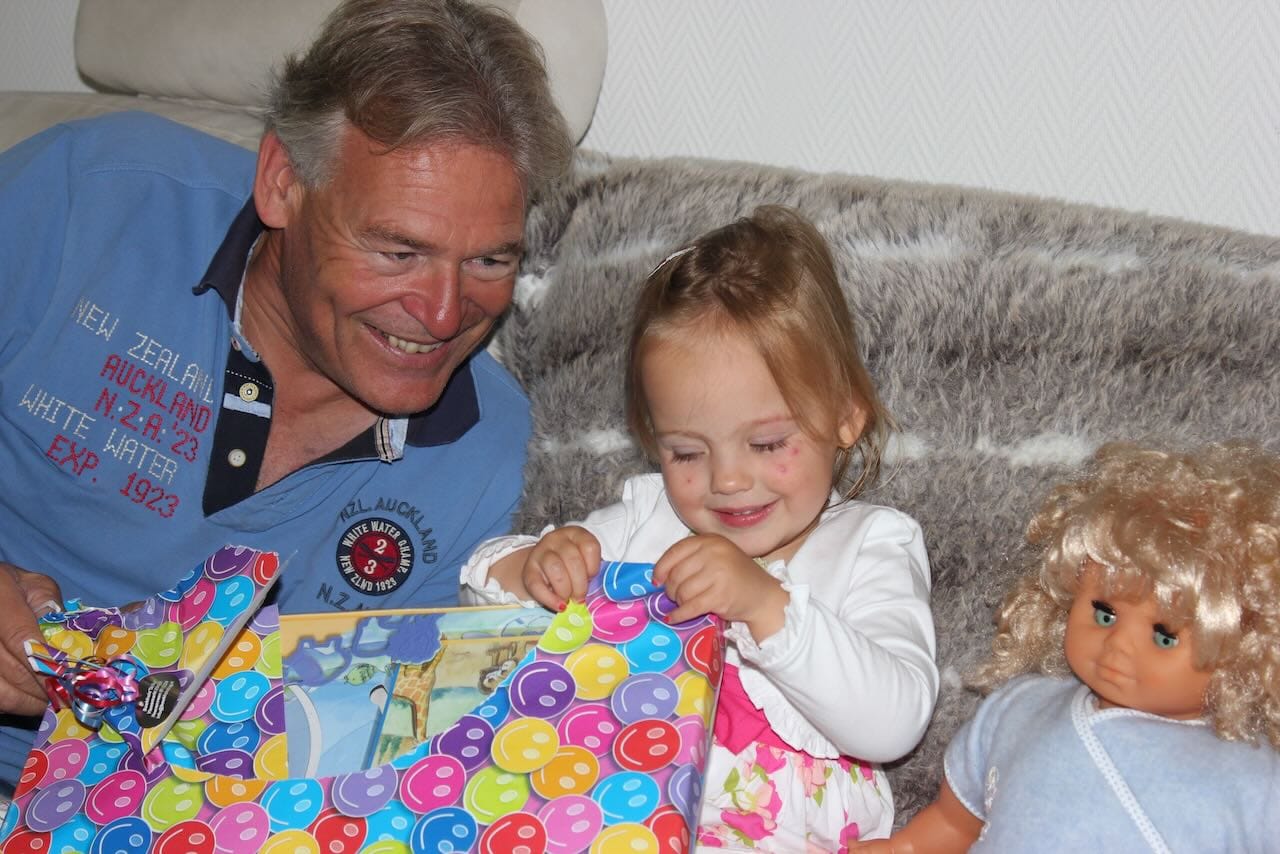 samen een cadeautje uitpakken