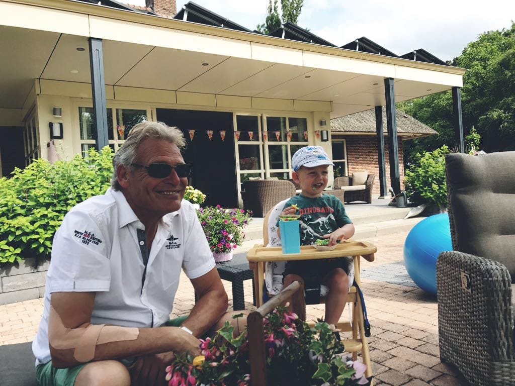 bijkletsen op het terras