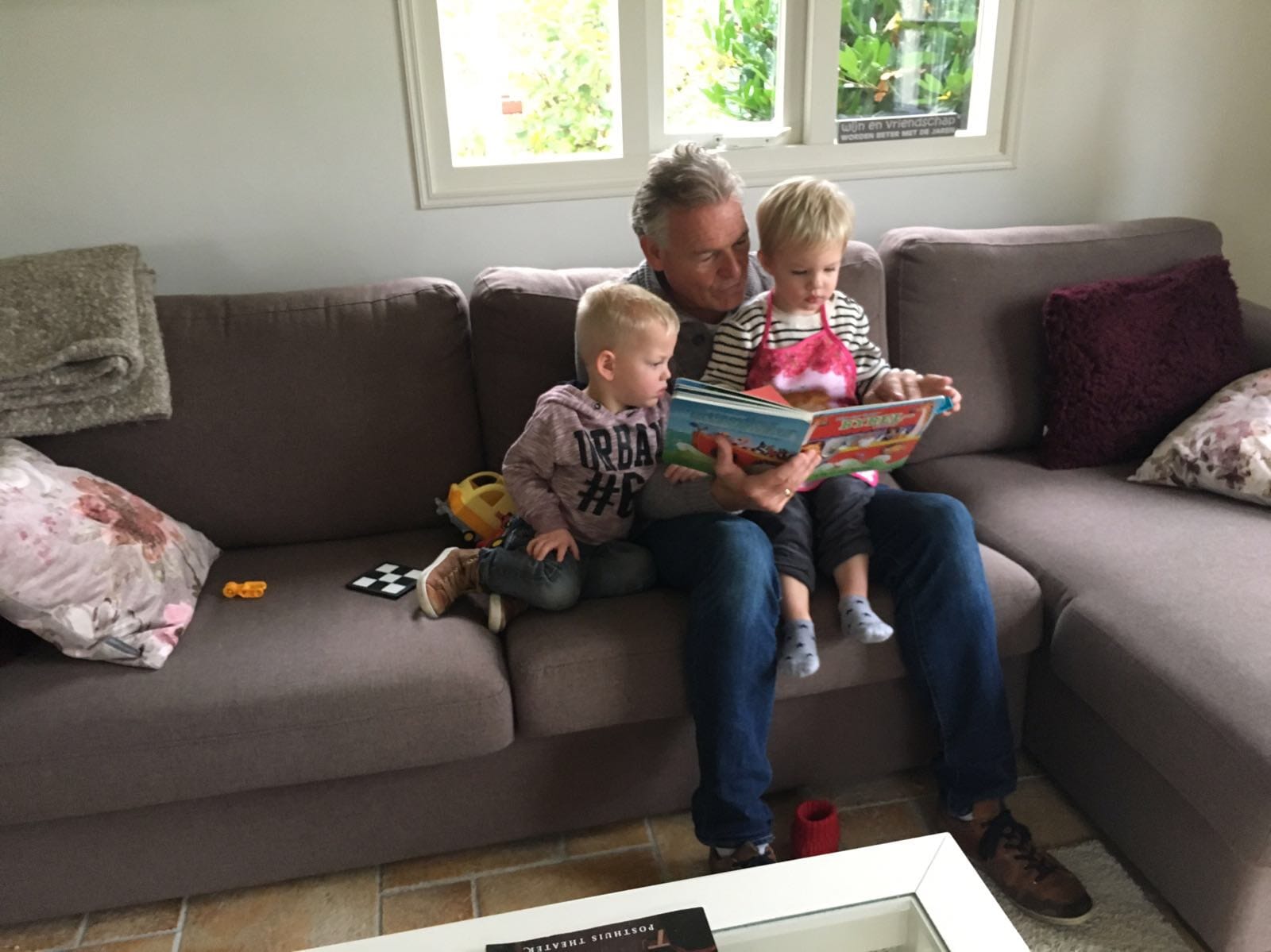 samen een boekje op de bank